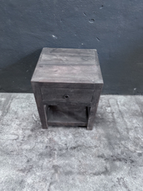 Oud vergrijsd houten kastje nachtkastje nachtkastjes hout ladekastje ladekastjes kastjes tafel tafeltje halkastje landelijk bijzettafel bijzettafeltje