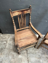 Unieke oude vergrijsd houten armstoel stoel fauteuil landelijk stoer vintage hout bureaustoel