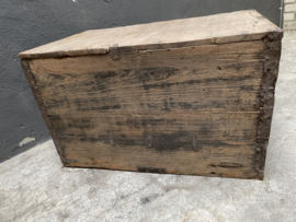 Oude houten kist dekenkist tafel tafeltje sidetable bank bankje bijzettafel landelijk stoer hout metalen beslag