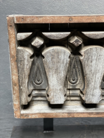 Oud vergrijsd houten ornament op voet landelijk robuust stoer hout raamscherm raamdecoratie raampaneel industrieel