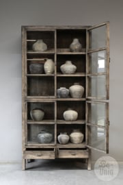 Grote oud vergrijsd houten kast 235 x 112 x 43 cm glaskast vitrinekast keukenkast glas glazen deurtjes  landelijke kast