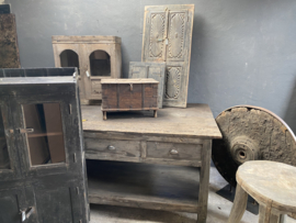 Stoere oude vergrijsd houten kist met metalen details beslag klepkist kistje landelijk stoer industrieel
