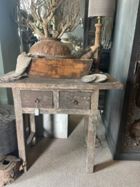 Oud vergrijsd houten ladekast ladekastje sidetable sideboard wandtafel kast kastje landelijk stoer