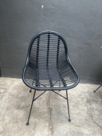 Zwarte Vintage rotan rieten stoel fauteuil landelijk industrieel metalen onderstel zwart stoer jaren '70 retro rieten lounge urban tuinstoel