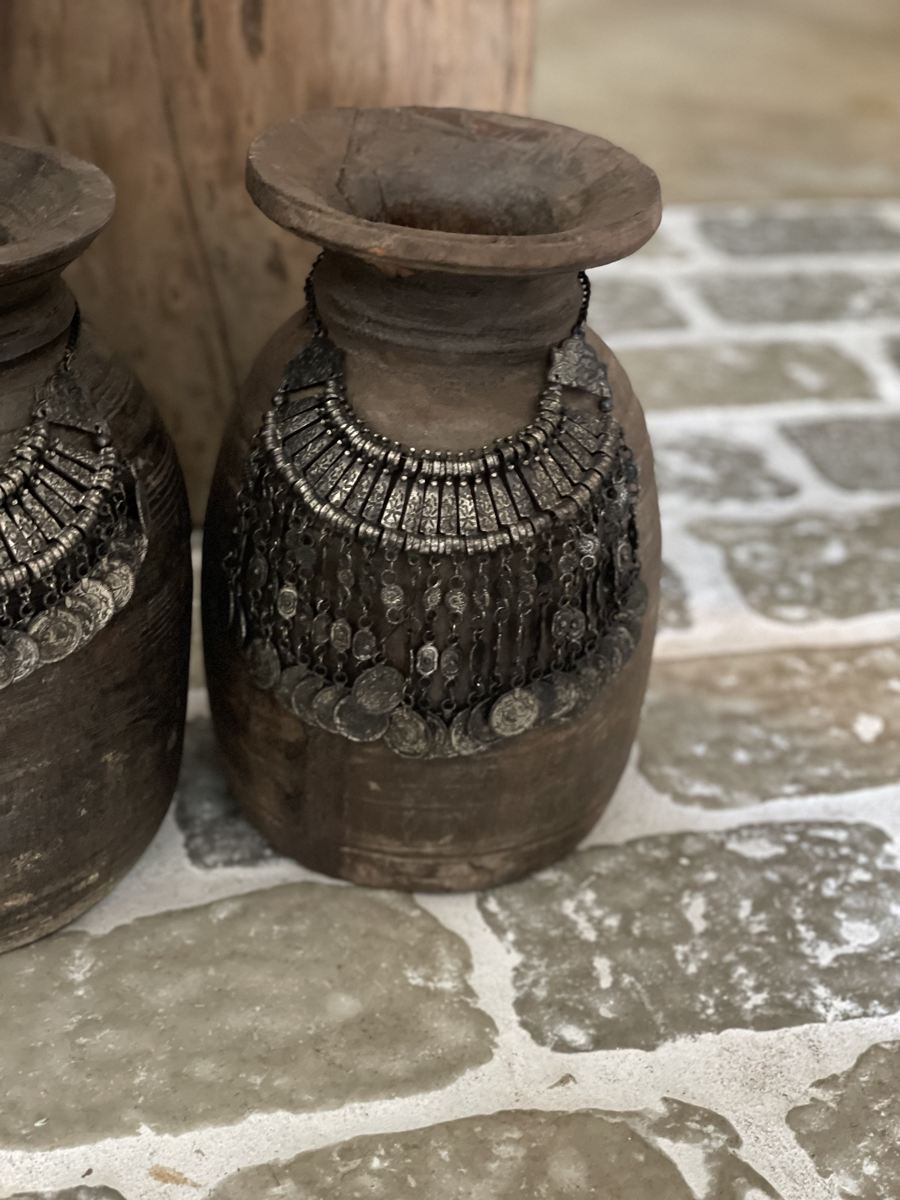 Prachtige oude houten Nepal pot kruik vaas hout met metalen sieraad landelijk stoer shabby vintage