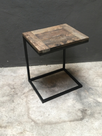 Stoere zwart metalen tafel met houten blad tafeltje serveertafeltje banktafeltje truckwood lifestyle banktafeltje plantentafeltje serveertafeltje dienblad voor bij de bank bijzettafeltje tafeltje zwart bruin rond landelijk industrieel landelijk