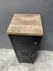 Stoere metalen locker lockerkast kast schoenenrek schoenenkast vakkenkast kluisjes kluisje kastje met houten top bovenkant blad 3 deurtjes metaal landelijk vintage urban industrieel landelijk stoer zwart houten bovenblad