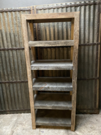 Stoere hoge oude houten kast schoenenrek keukenrek keukenkast legplanken met ijzer bekleed landelijk industrieel vintage robuust boekenkast schap rek grof stoer hout