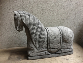 Betonnen paard paardje beeld horse paardje steen stenen beton grijs ornament landelijk stoer
