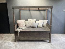 Prachtig groot uniek oud vergrijsd houten bed bank hemelbed loungebank met hemel landelijk stoer tuinbank daybed hemelbed