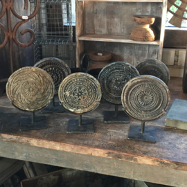 Oude stenen stempel Mandela hardsteen ornament rond arduin op voetje standaard voet chapati roti hardsteen grijs antraciet onderzetter onderzetters landelijk