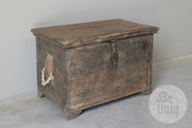 Stoere oude doorleefd vergrijsd houten kist opstapje tafeltje dekenkist kist Salontafel landelijk bijzettafel met jute touw  hal
