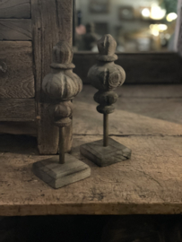 Oud vergrijsd houten klos klosje sierornament op voetje pin landelijk stoer