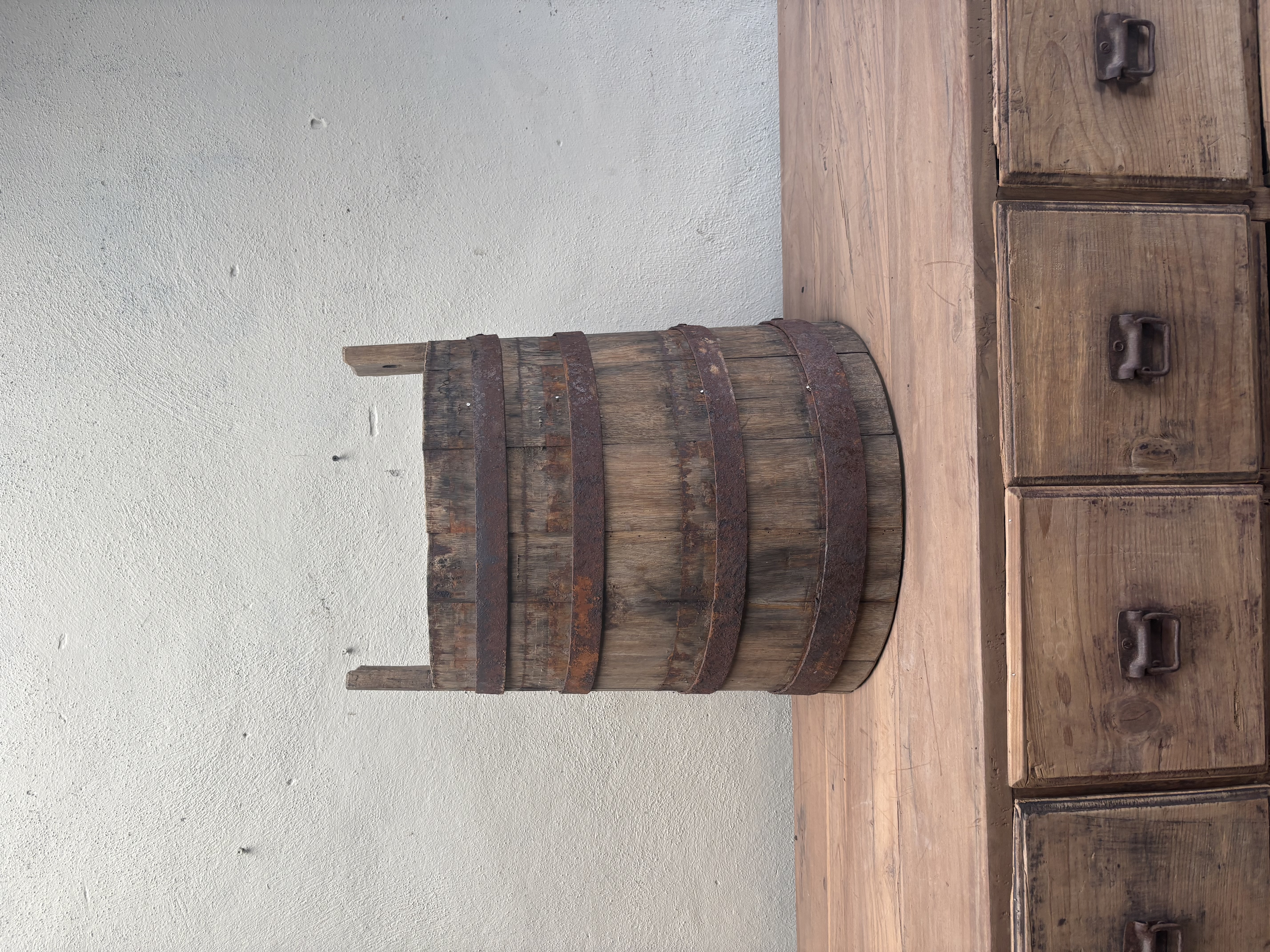 Oude vergrijsd houten emmer emmers vat Ton bak schaal olijfbak landelijk stoer nr 54