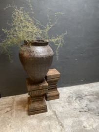 Grote oude stenen pot vaas grijsbruin stoer landelijk met oortjes
