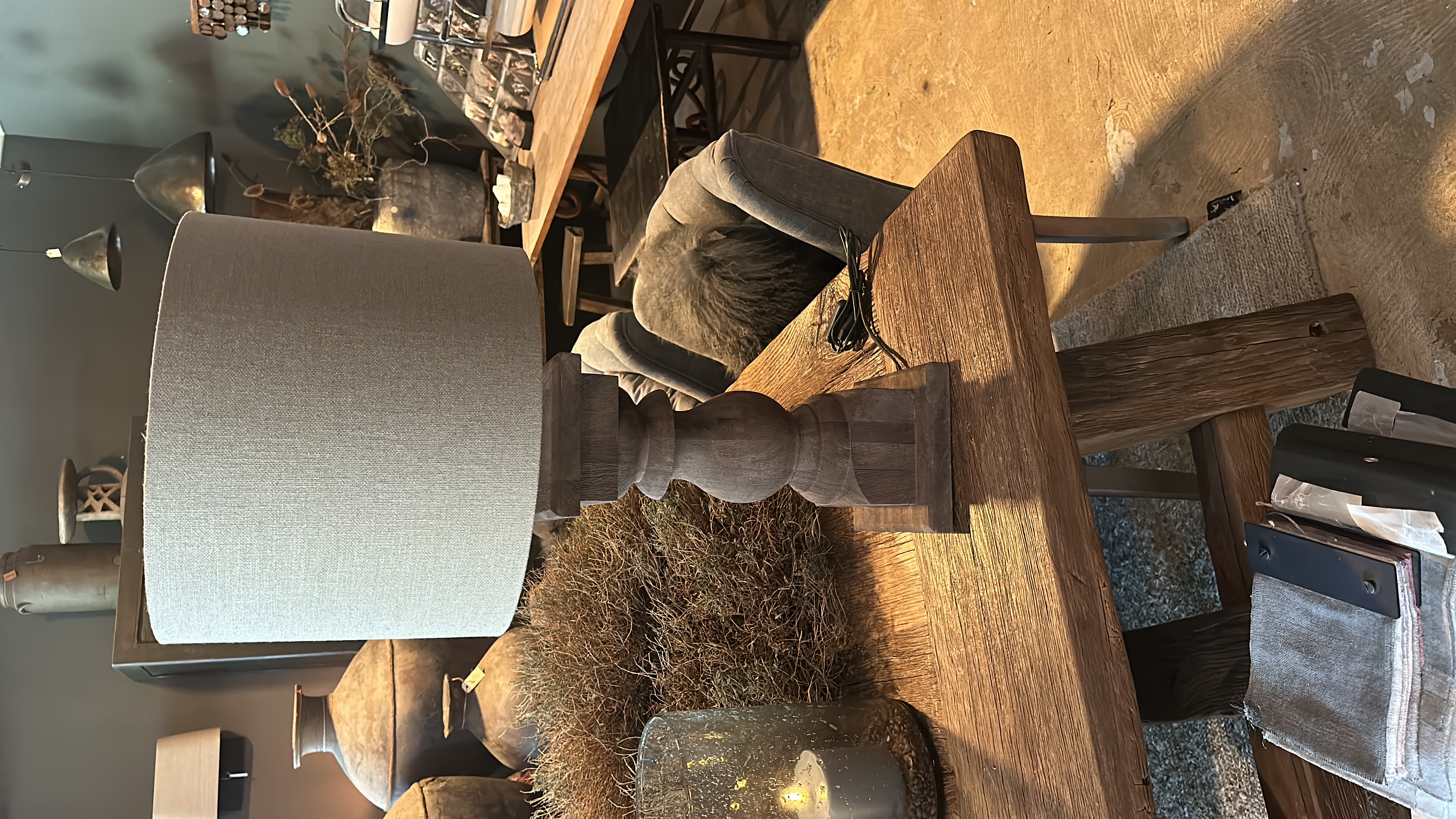 Stoere bruine houten balusterlamp tafellamp landelijk stoer robuust hout