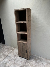 Stoere hoge smalle oude vergrijsd houten kast met deur deurtje rechtsdraaiend railway truckwood keukenkast landelijk robuust boekenkast 200 x 50 x D36 cm schap handdoeken badkamer keuken rek grof stoer hout