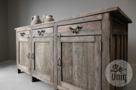 Heel gaaf oud stoer doorleefd houten kookeiland keukeneiland keukenblok kast dressoir landelijk vintage industrieel werkbank