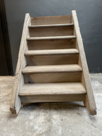 Oude vergrijsd houten dichte trap voor opkamer kelder of verdieping voor renovatie bij oud pand bijvoorbeeld boekenrek vide vliering kelder schap rek landelijk stoer