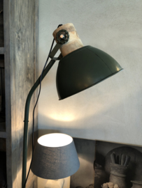 Industriële metalen vloerlamp staande lamp met houten details landelijk stoer khaki legergroen Army bruin naturel hout