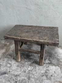 Hele stoere grove grof houten tafel tafeltje bijzettafel bijzettafeltje bankje kruk landelijk stoer robuust sober H46 x 64 x 37 cm