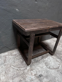 Oud doorleefd houten tafel tafeltje bijzettafel sidetable salontafel wandtafel landelijk stoer zwart geleefd