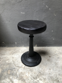 Stoere zwarte kruk barkruk counter industriële metalen voet zwart leren zitting landelijk stoer industrieel vintage rond