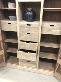 Prachtige grote oude vergrijsd houten kast voorraadkast keukenkast wijnkast wijnrek flessen schappen servieskast landelijk stoer