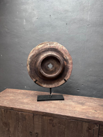 Oud groot rond houten ornament wiel grinder karrenwiel karrewiel op voet landelijk stoer vintage
