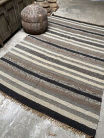 Prachtig uniek sober grijs beige zwart bruin gestreept carpet kleed vloerkleed tapijt 240 x 150 cm stoer landelijk vintage wandkleed