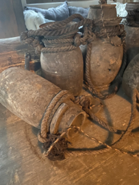 Hele stoere originele oude Nepal potjes met grof jute touw en deksel landelijk stoer doorleefd