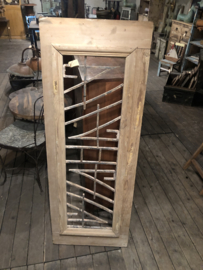 Origineel oud vergrijsd houten kozijn venster paneel 110 x 46 cm Wandpaneel met metalen frame hek hekwerk erin industrieel landelijk hout ijzer