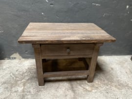 vergrijsd oud houten bijzettafeltje ladekastje ladekastjes kastjes tafel tafeltje halkastje landelijk bijzettafel bijzettafeltje