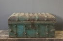 Oude metalen turkoise turquoise trukooise koffer oosters landelijk stoer sober