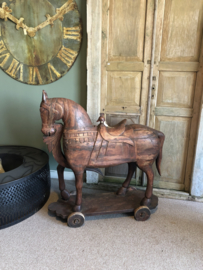 Mega Groot houten paard horse op wieltjes beeld eye-catcher stoer landelijk  vintage tuinbeeld ornament