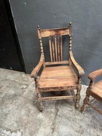 Unieke oude vergrijsd houten armstoel stoel fauteuil landelijk stoer vintage hout bureaustoel