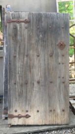 Oude vergrijsd houten Chinese deur deuren Wandpaneel scherm poort poorten wandpaneel decoratie renovatie Luiken Wandpaneel tafel tafelblad luik paneel stoer landelijk met origineel oud beslag