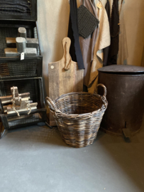 Stoere rotan mand mandje aardappelmand haardhout kachelhout bloempot bloembak landelijk