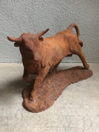 imposant gietijzeren beeld stier bull tuinbeeld of voor binnen