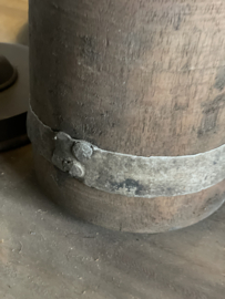 Oude vergrijsde pot met metalen details landelijk