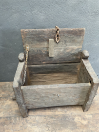 Stoere oude klein houten kist bankje Himalaya bank kast kastje Sidetable landelijk stoer robuust klepbank kist kistje hout
