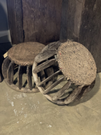 Stoer oud doorleefd houten krukje rotan opstapje tafeltje melkkrukje landelijk stoer
