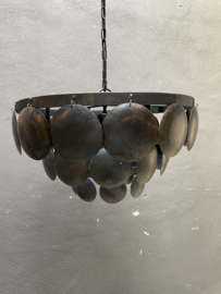 Stoere ijzeren lamp 50 cm oud zwart schijfjes lamp hanglamp schelpen schelpjes landelijk stoer industrieel Schijfjeslamp