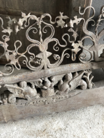 Prachtig staand antiek Siciliaans sleets vergrijsd wagenbok op standaard voet raampaneel raamdecoratie ornament landelijk stoer sober grijs oud