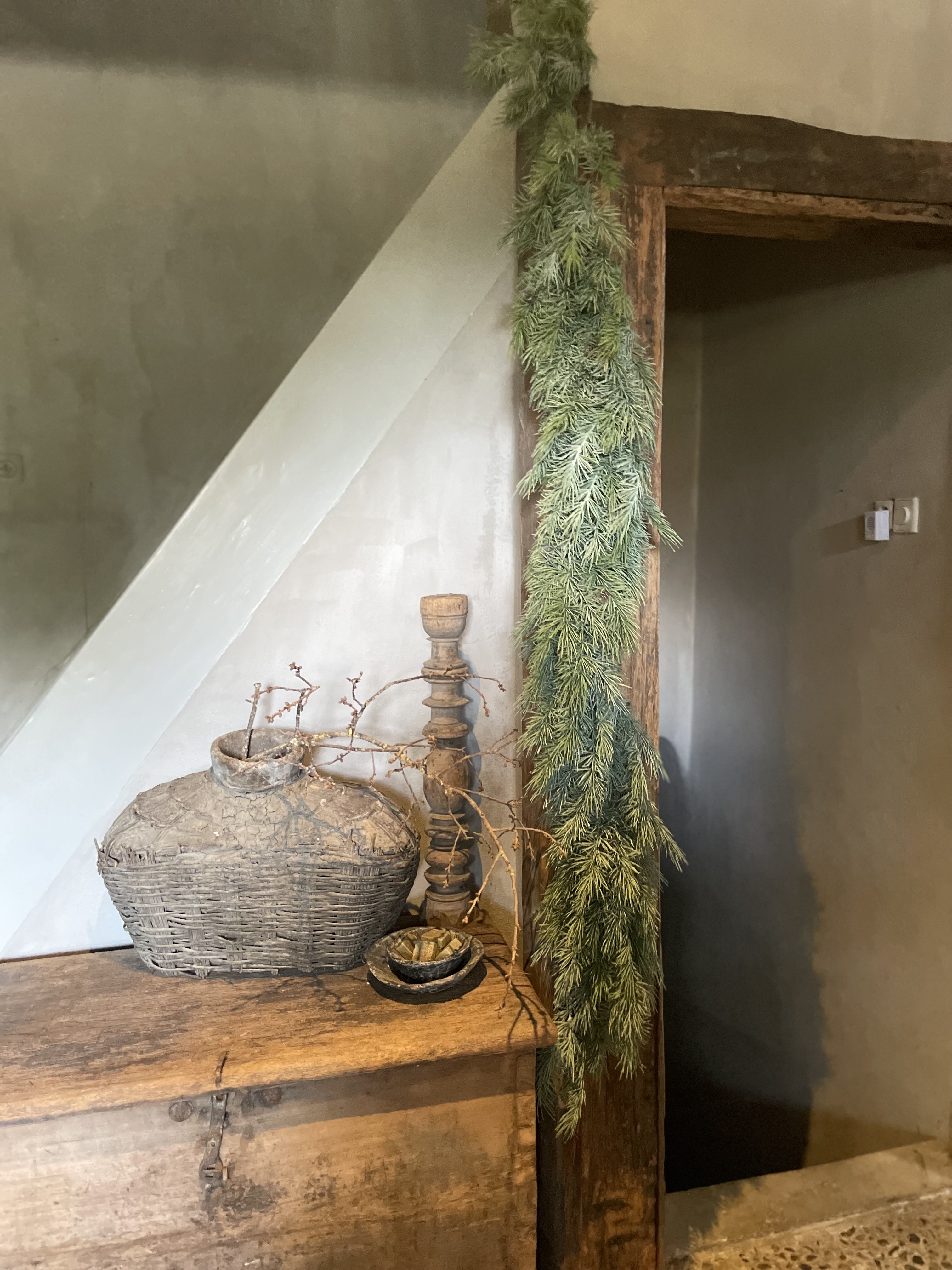 Prachtige grey green grijs groen vergrijsd decoratie tak dennentak guirlande toef winter kerst 185 cm