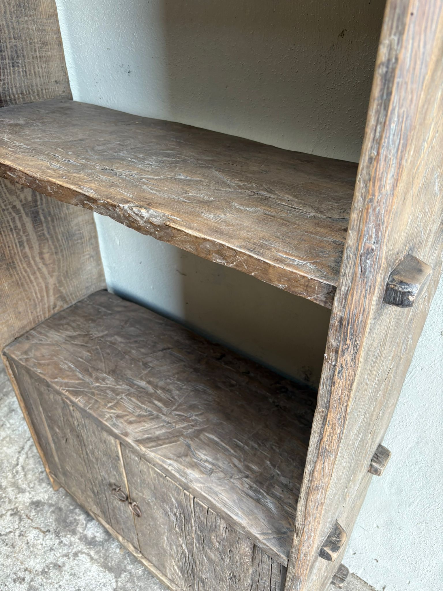 Hele gave oude hoge oud vergrijsd houten kast boekenkast met deurtjes H220 x B85 x 34 cm landelijk stoer