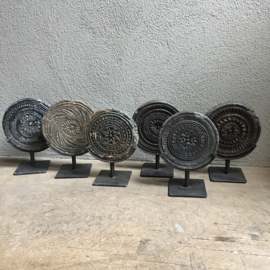 Oude stenen stempel Mandela hardsteen ornament rond arduin op voetje standaard voet chapati roti hardsteen grijs antraciet onderzetter onderzetters landelijk