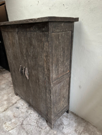 Vergrijsd houten kast 2 deurs linnenkast klos servieskast landelijk kabinet stoer 162 x 141  cm