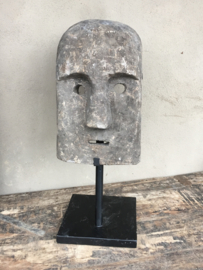 Prachtig stenen masker op statief standaard kop hoofd landelijk stoer robuust industriële zwart metalen voet