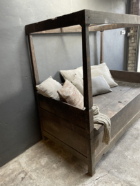 Prachtig groot uniek oud vergrijsd houten bed bank hemelbed loungebank met hemel landelijk stoer tuinbank daybed hemelbed